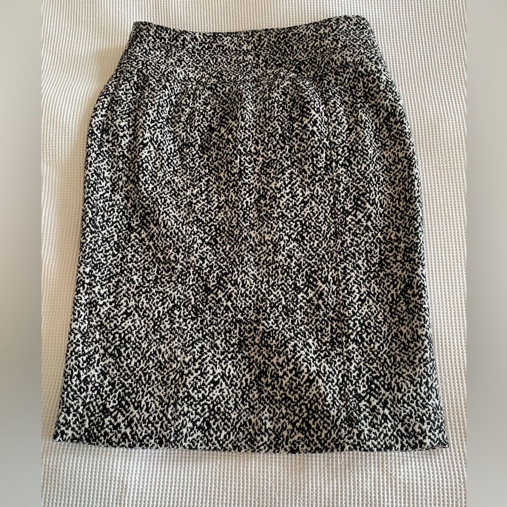 White House Black Market Black and White Women's Knit Pencil Skirt. Size 6.